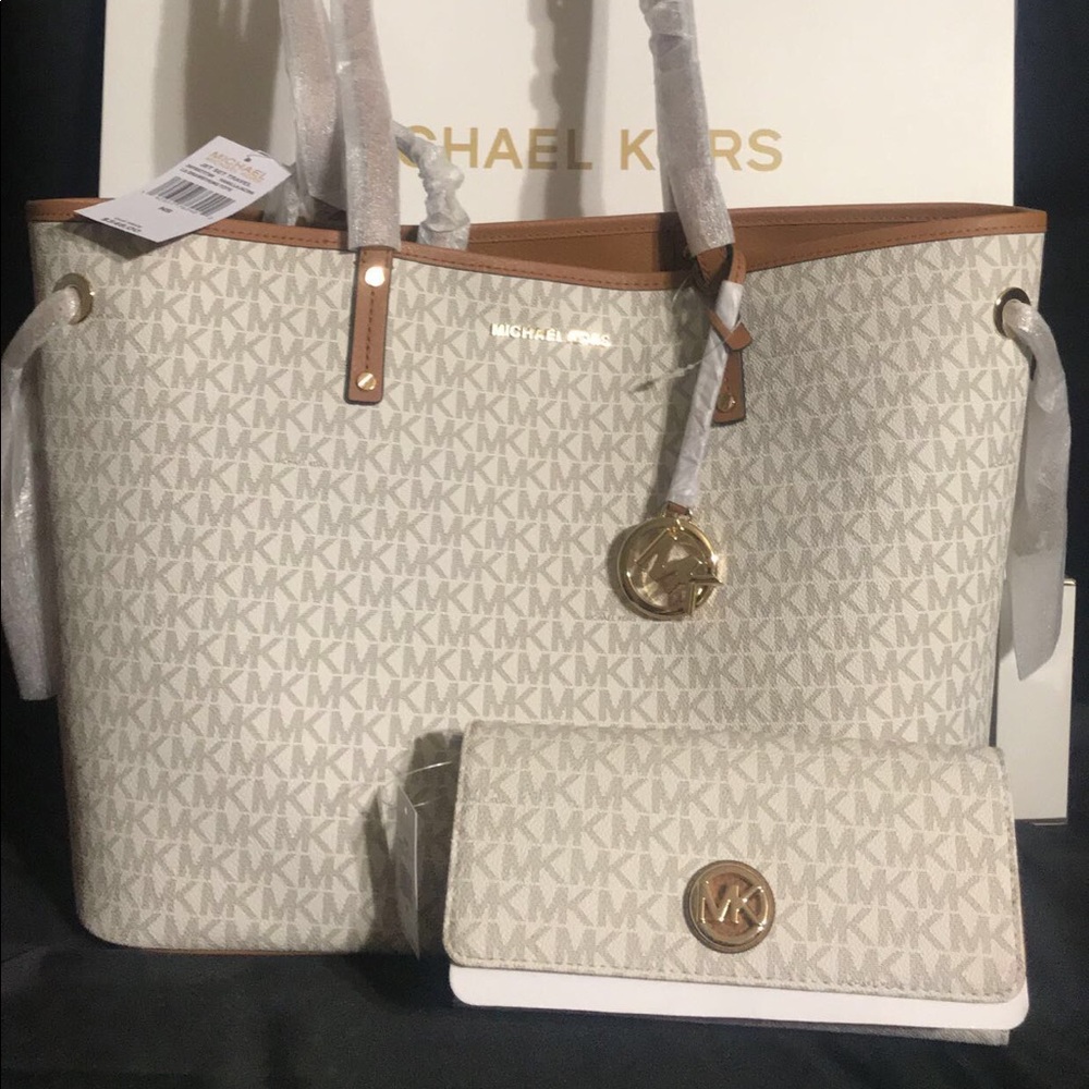 Beige Michael Kors purse and wallet